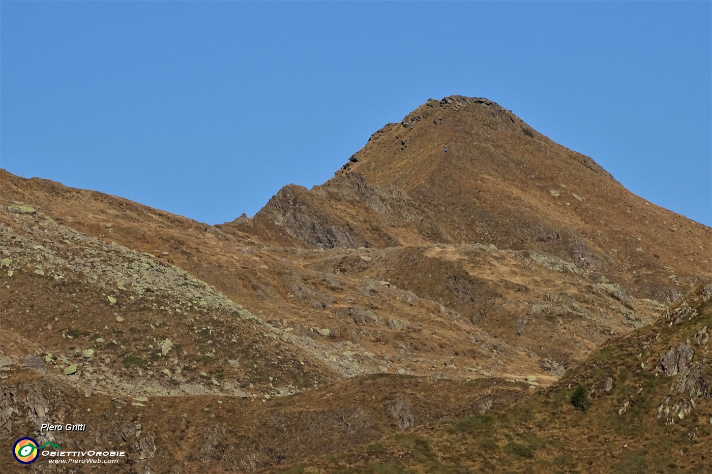 14 Zoom sul Pizzo delle Orobie (2340 m) terza cima che saliremo nel pomeriggio.JPG